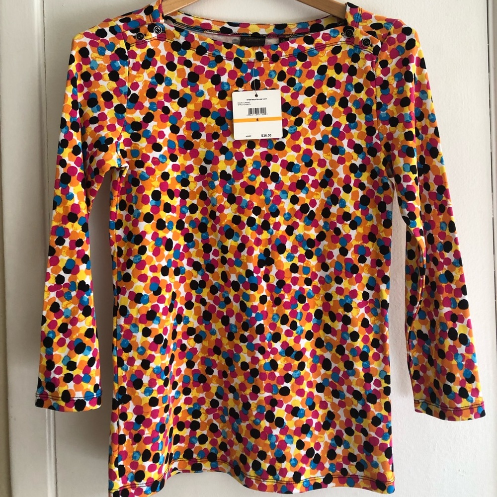 Polka-dot quarter sleeve shirt.